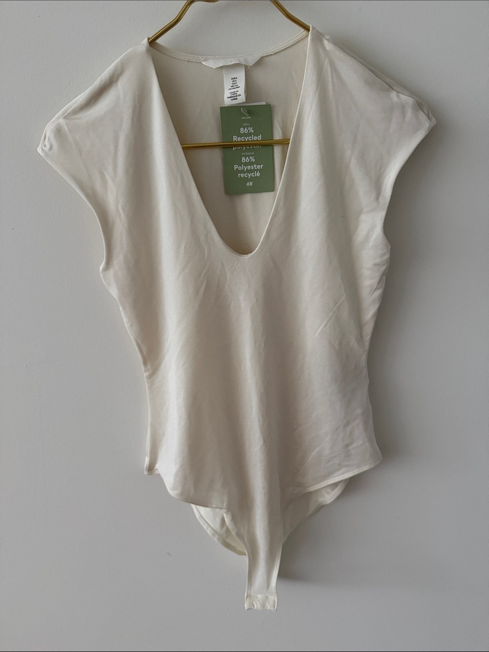 NWT H&M Off White Cap Sleeve Bodysuit with V Neckline. Size Small.